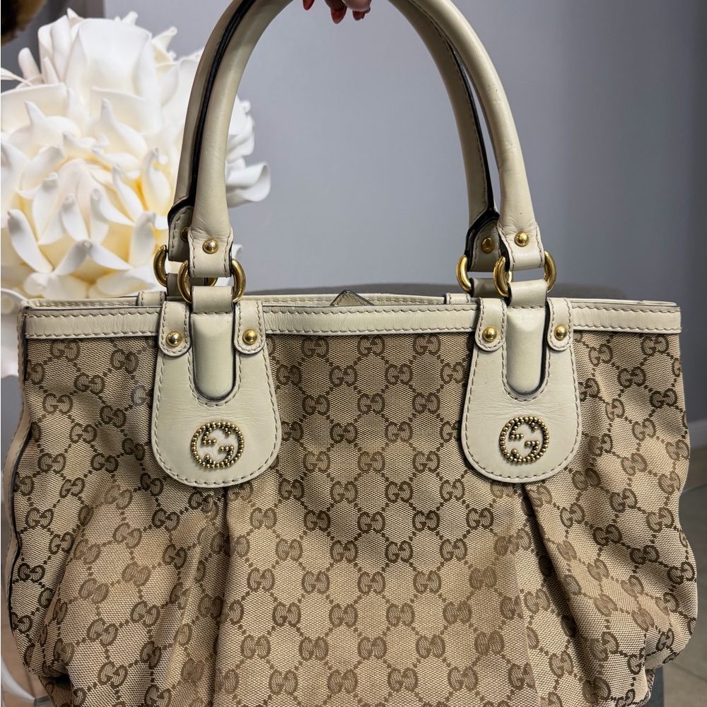 Gucci Beige and Cream Monogram Shoulder Bag - Picture 2 of 11